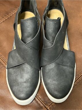 Maurice’s Women's Black Slip-On Crossover Leather Sneakers, zip up back sz9….118